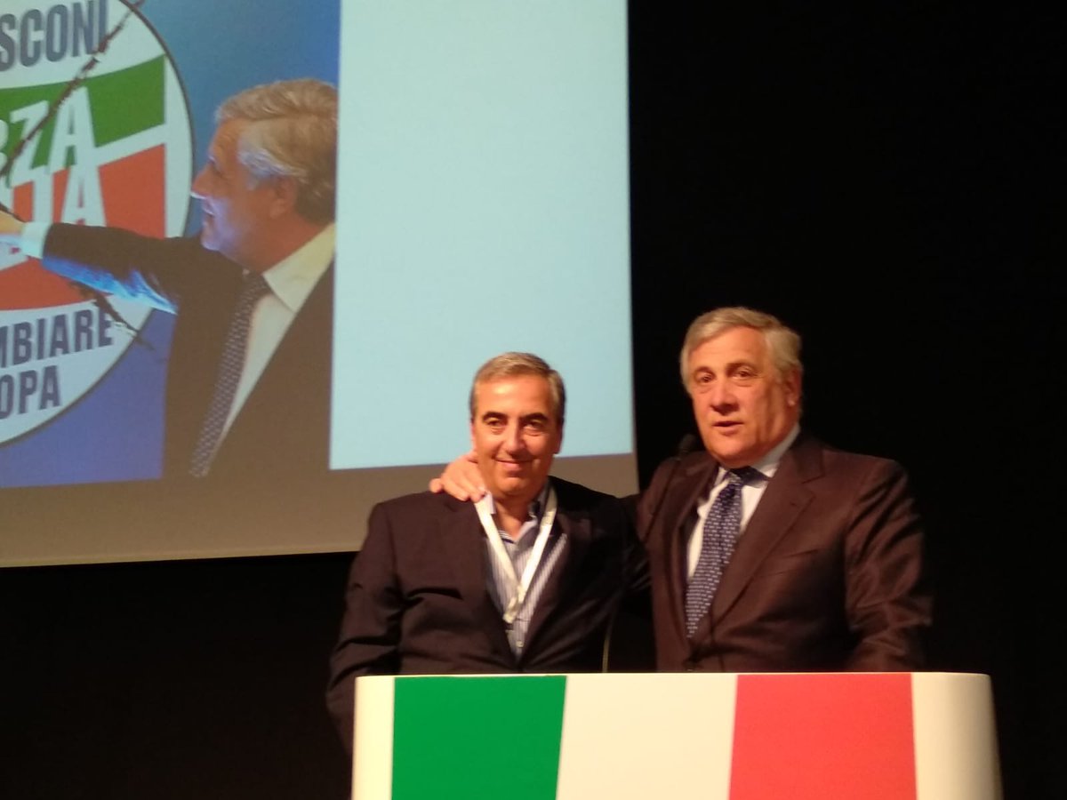 Si conclude con l'abbraccio tra il Presidente del Parlamento Europeo <a href="/Antonio_Tajani/">Antonio Tajani</a> e <a href="/gasparripdl/">Maurizio Gasparri</a> la nostra Assemblea Annuale.
Grazie ai tanti amici che hanno partecipato. 
Alla prossima, per essere insieme #ProtagonistiperlItalia 🇮🇹