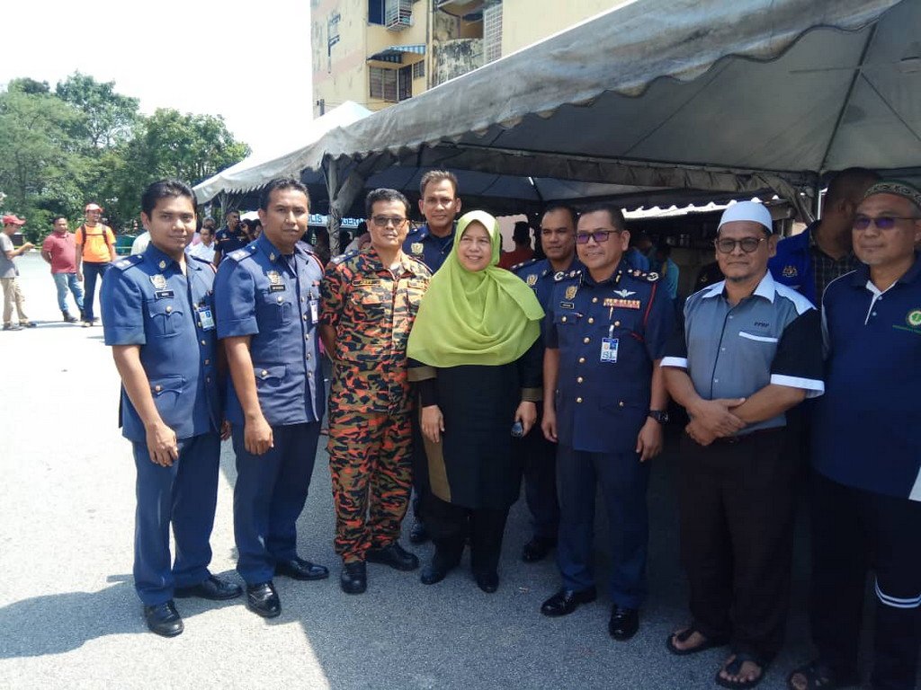 Lawatan Menteri KPKT ke rumah Keramai Permai Blok F..