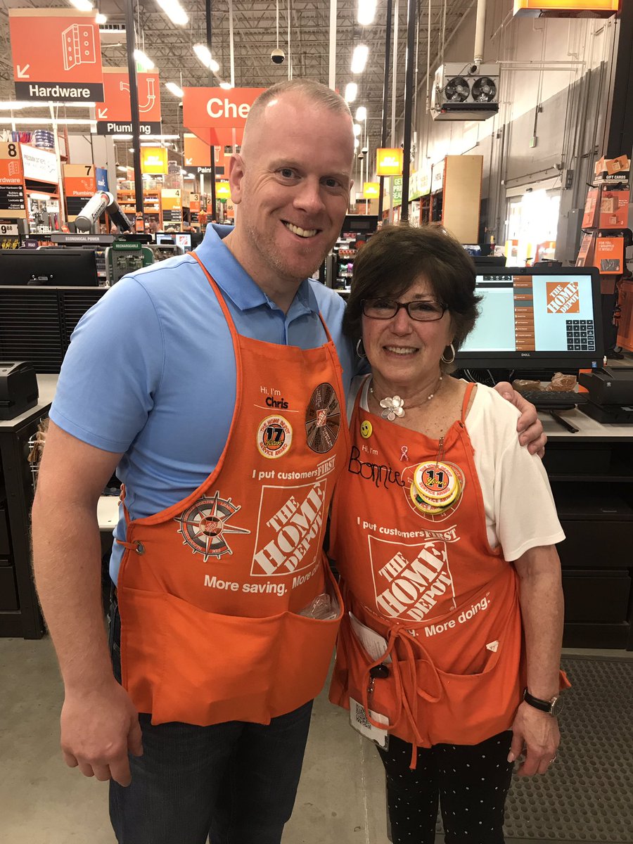 Driving credit @ 146
Chris Berg recognizes Cashier Bonnie Willis for her outstanding performance driving Home Depot Credit. Way to go Bonnie!