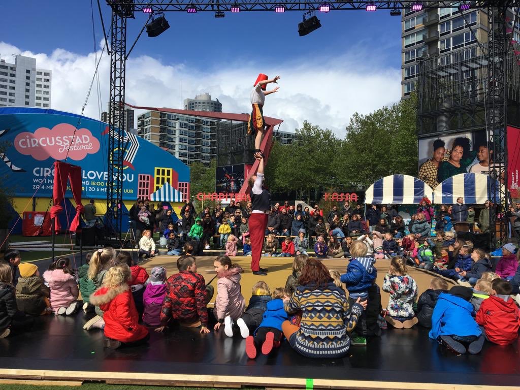 StephanLeewis's tweet photo. Wat is #Circusstad toch een heerlijk festival! Leuk, spectaculair en gezellig. En trouwens, kunnen we het Schouwburgplein niet altijd zo inrichting? #zomaareenidee #Rotterdam https://t.co/CrC8SFu1da