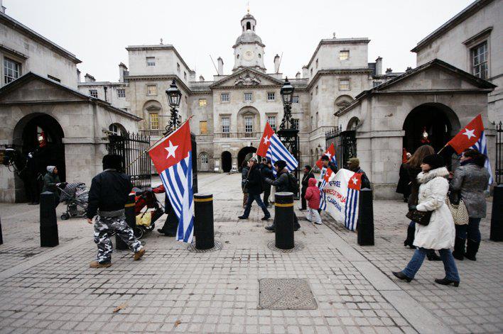 FreeWestPapua's tweet photo. Protestors walk through Horseguards Parade in central #London, holding #WestPapua flags and handing out leaflets. https://t.co/Ju5kOqa6NO