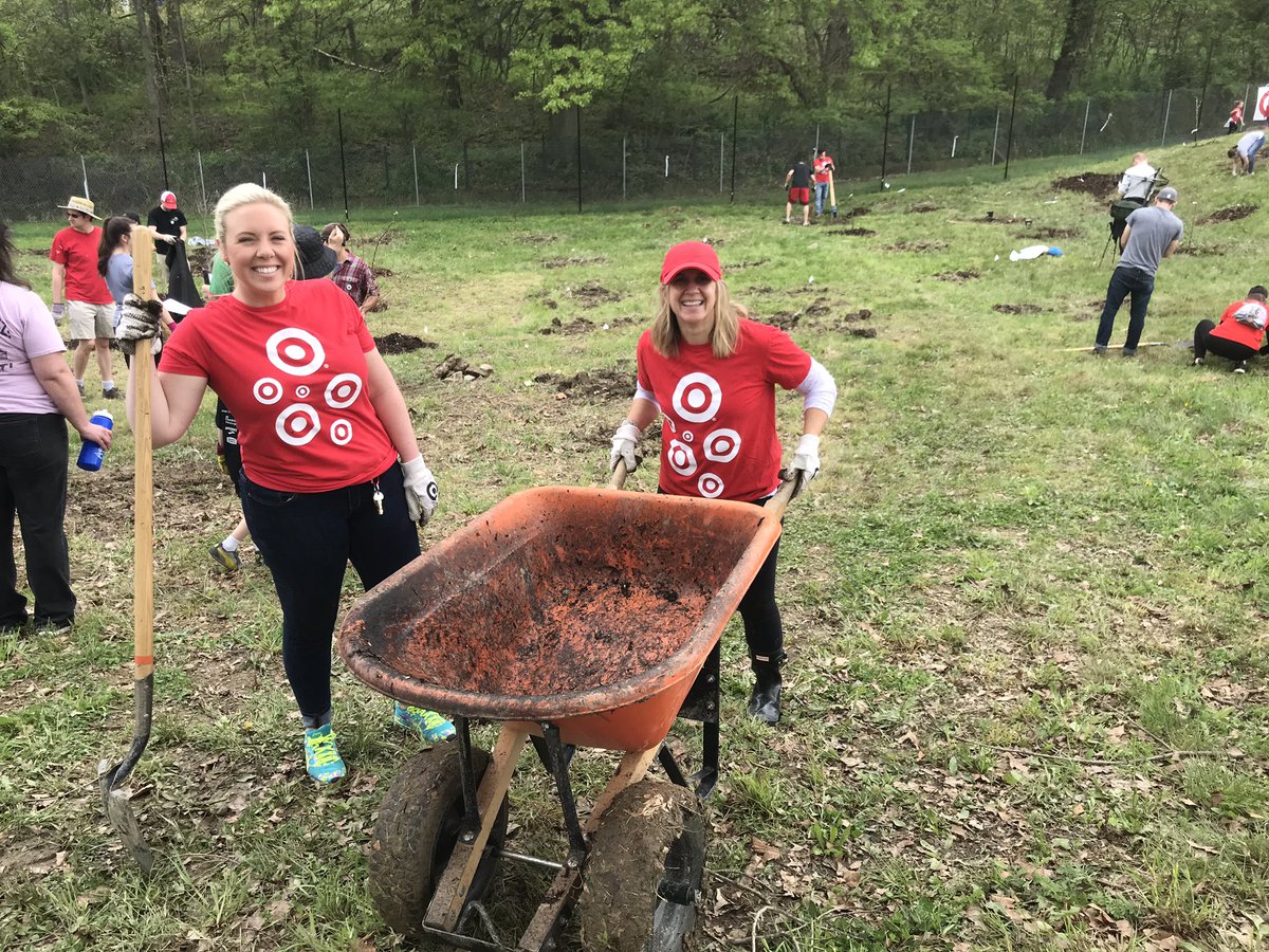 Rain or shine, G498 Tree planting time!!! #R400community <a href="/nroyal13/">nikki henry</a> @tgtlauren <a href="/HanrattySean/">SPH</a> <a href="/RLundquist/">Richard Lundquist</a> <a href="/laobrien924/">Laura O'Brien</a> <a href="/samshah21/">Samir Shah</a> <a href="/jensheri/">Jen Harvey</a> <a href="/AaronKomlos/">Aaron Komlos</a> <a href="/LindsayAllanson/">Lindsay Allanson</a>
