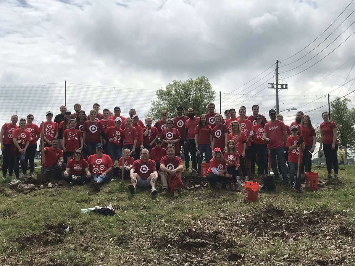 LeahDevlin11's tweet image. Rain or shine, G498 Tree planting time!!! #R400community @nroyal13 @tgtlauren @HanrattySean @RLundquist @laobrien924 @samshah21 @jensheri @AaronKomlos @LindsayAllanson