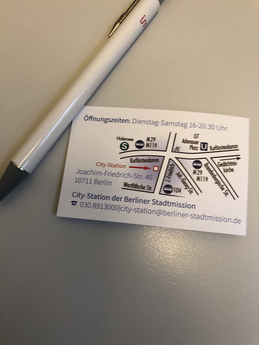 Berliner_innen können bei uns für 1€ Gutscheine erwerben und diesen Obdachlosen Menschen geben. Dann kann der Mensch bei uns Essen, Kaffee trinken, Duschen und Beratung erhalten