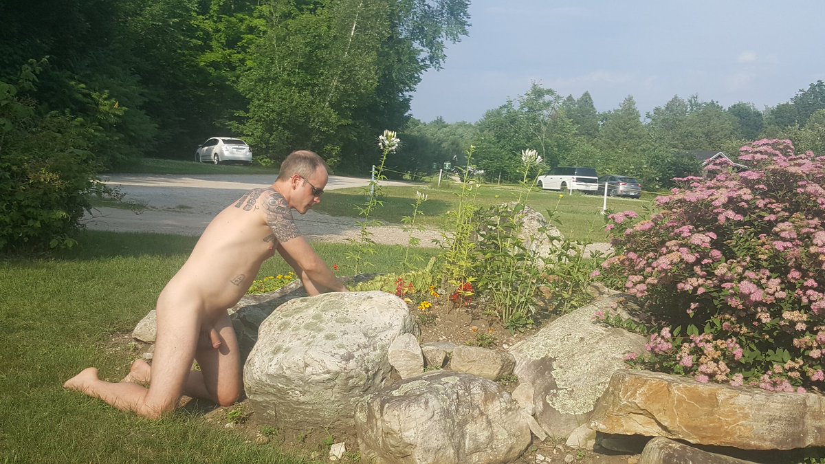 toeknee73758039's tweet photo. #WorldNakedGardeningDay #maythefourthbewitchyou #healthylifestyle #consentingadult #normalizenudity #protest #nudenotlewd #sunsoutbunsout #bodypositive #WNGD https://t.co/1OSsMn5DXy