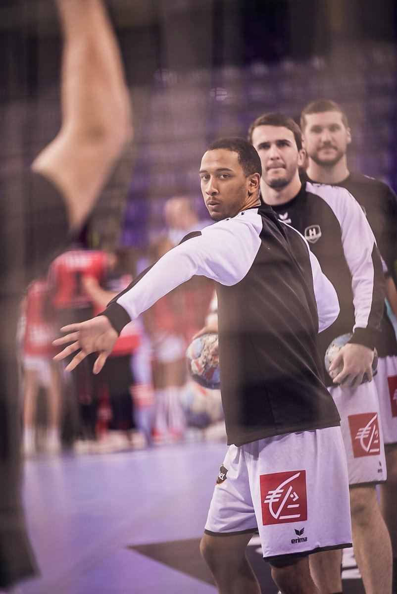 HBCNantes's tweet photo. 🔜
On passe en "mode match" ! Début de cette rencontre dans moins de 15 minutes. Nos supporters donnent déjà de la voix 🔥
#ThisIsHtime | #FCBHBCN https://t.co/zwmktpATfa