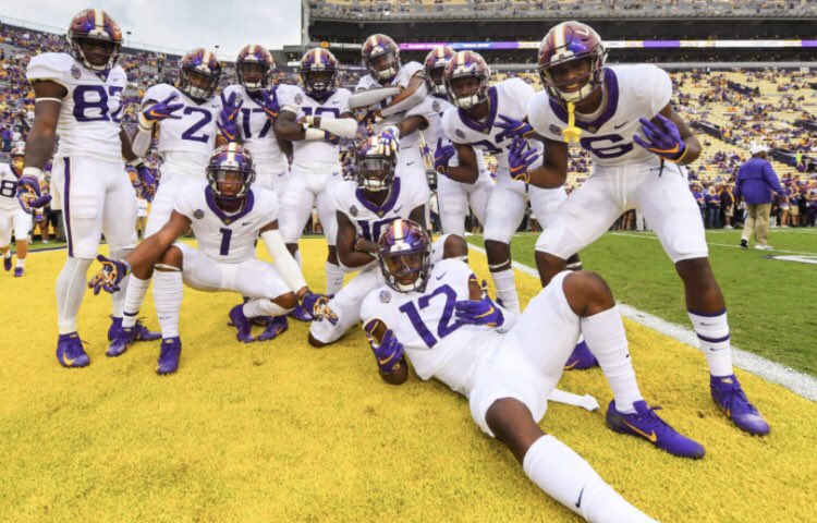 EarnestGreene_'s tweet photo. BLESSED AND HUMBLED TO HAVE PICKED UP A OFFER FROM LOUISIANA STATE UNIVERSITY #GeauxTigers #Cali2TheBoot🐯💜💛 https://t.co/mRj4JZr2vY