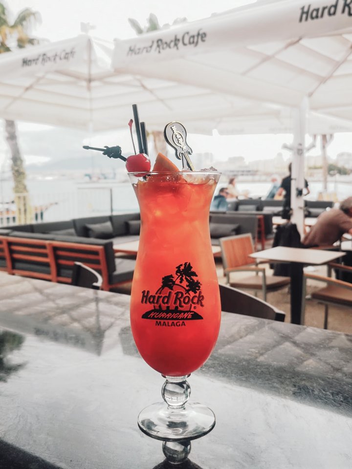 Naranja, mango y piña, y un toque de "alegría", hacen de nuestro Hurricane uno de vuestros cócteles favoritos. #HRCMalaga #SundayFunday