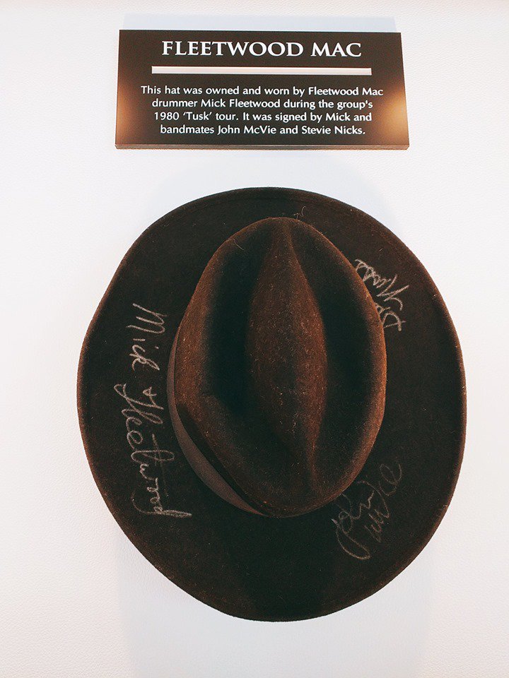 Pues sí, nuestros #Pasaelartista de hoy es la banda <a href="/fleetwoodmac/">Fleetwood Mac</a> . El batería Mick Fleetwood llevó este sombrero durante su la gira Tusk en 1980. #Memorabilia #HRCMalaga