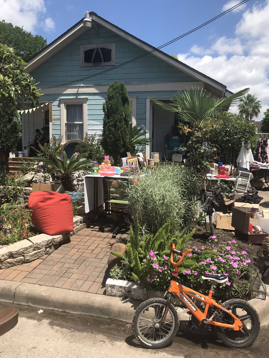 TkChangeAgent's tweet photo. Hot dogs, lemonade, cupcakes, cookies, garage sale. 1814 Decatur - Sixth Ward neighborhood fundraiser for the Saldano Family. Help them get back in their house after a fire. #sixthward #garagesale #housefiressuck #lemonadeday https://t.co/hyBmLBH7f1