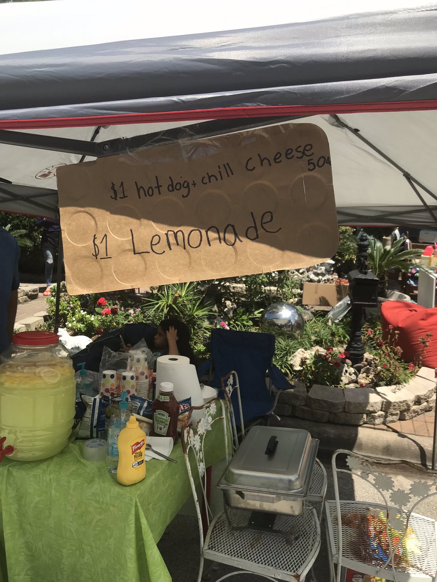 TkChangeAgent's tweet photo. Hot dogs, lemonade, cupcakes, cookies, garage sale. 1814 Decatur - Sixth Ward neighborhood fundraiser for the Saldano Family. Help them get back in their house after a fire. #sixthward #garagesale #housefiressuck #lemonadeday https://t.co/hyBmLBH7f1