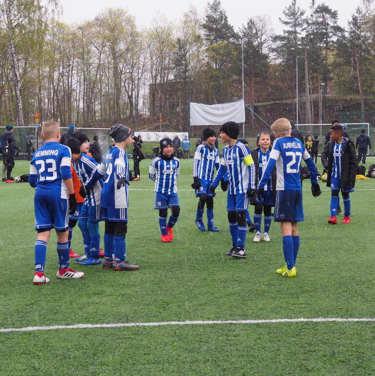 hjk09sininen's tweet photo. Eka pelipäivä Gnistanin Wapputurnauksessa sujui perinteisessä suomalaisessa vappusäässä❄
Päivän saalis: 2 voittoa ja 1 tappio
⚽️HJK - PPJ Eira Sininen 3-0
⚽️HJK - Honka Pre Akatemia 1 - 3
⚽️HJK - FC KasiYsi White 9 - 0
Huomenna jatkuu taistelu finaalipaikasta🏆 #OnVainYksiKlubi https://t.co/kq0dXPAxZ8