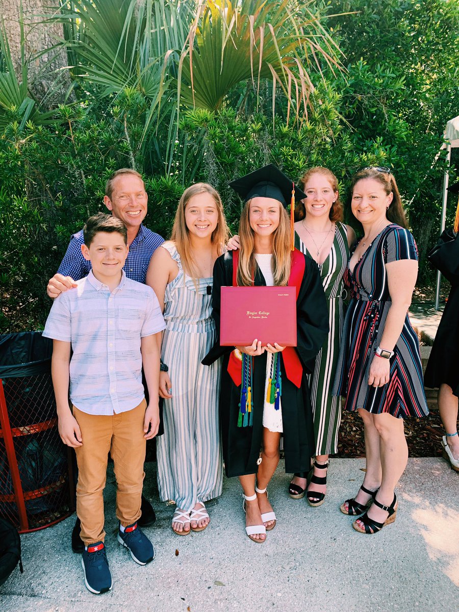 emilyperry_3's tweet photo. 3.9 GPA, 2 schools, 2 hip surgeries, 2 softball teams, and #1 in your criminology major. congrats to you bc you truly deserve it sista🥵💛 https://t.co/yNHOep3gcv