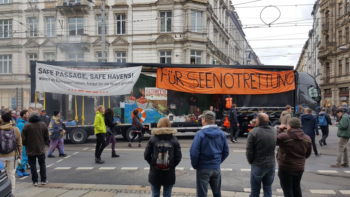 Textolino's tweet photo. Klares Statement aus #Dresden zur #Seenotrettung. #Seebrücke #Tolerade #Tolerave #dd0405 https://t.co/WYk6W7AlqN