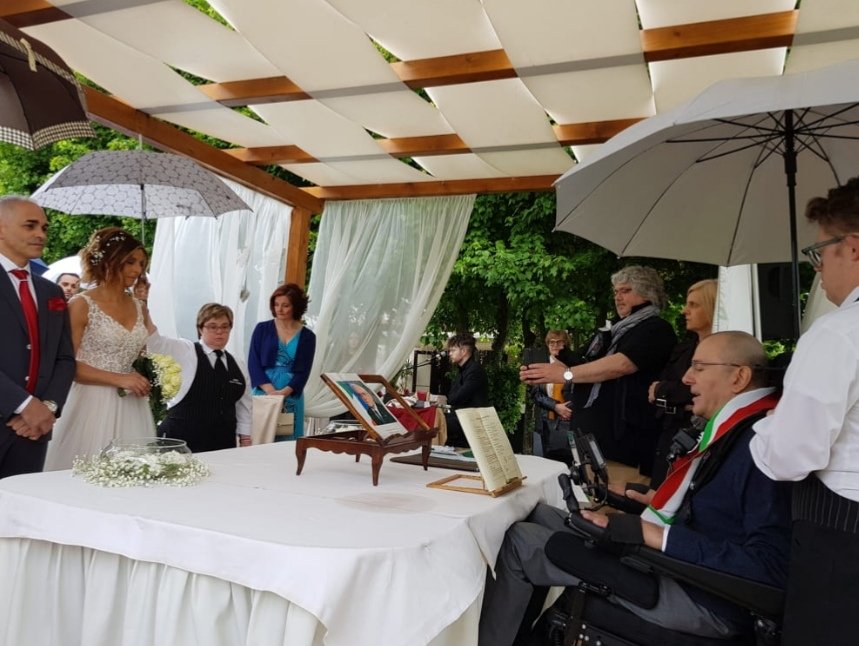 MichelaMirani's tweet photo. Auguri a Barbara e Vanni che si sono sposati oggi. A celebrare il matrimonio Daniele, giovane tetraplegico coordinatore di una Associazione a tutela di persone con disabilità e ai tavoli camerieri con la Trisomia 21 voluti dagli sposi
👍👍👍 https://t.co/5lmlW3iriz