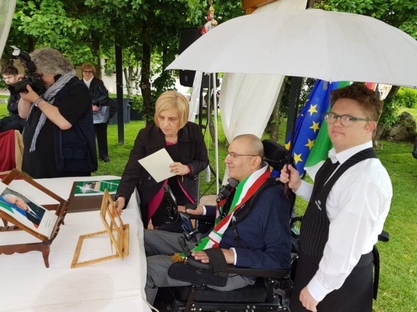 MichelaMirani's tweet photo. Auguri a Barbara e Vanni che si sono sposati oggi. A celebrare il matrimonio Daniele, giovane tetraplegico coordinatore di una Associazione a tutela di persone con disabilità e ai tavoli camerieri con la Trisomia 21 voluti dagli sposi
👍👍👍 https://t.co/5lmlW3iriz