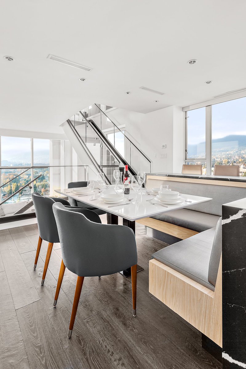 Designing a #kitchen that has minimal dining space? #Diningnooks are a great way to fit in more seating and are completely customizable. #BBIDLoftyLivingonLonsdale