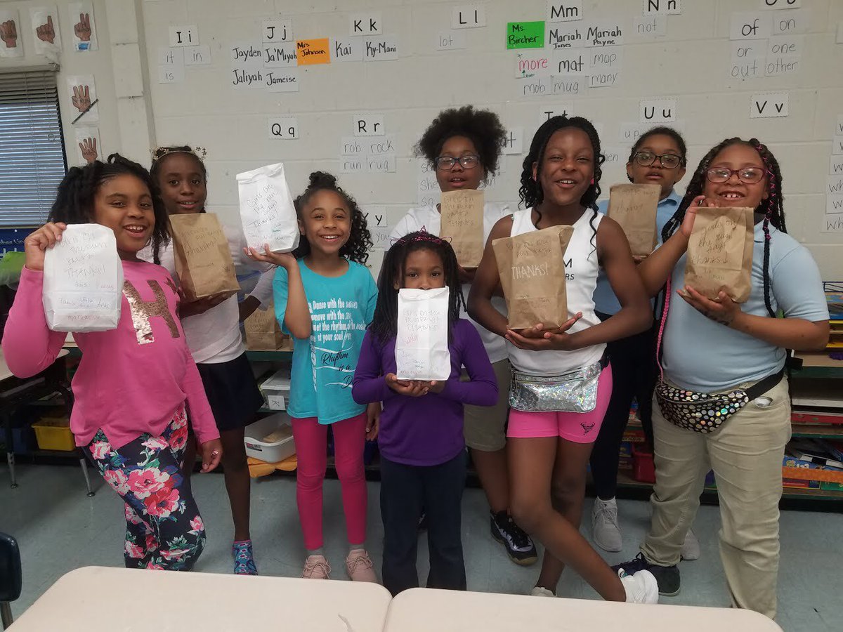kevindstarks's tweet photo. Check out the Girls On The Run community impact project!!! β¦@gotrstlβ© They decided to make goodie bags for the teachers and staff. Just in time for Teacher Appreciation Week! #girlsontherun The staff LOVED them! #Lemasters https://t.co/2OmR71iCAA