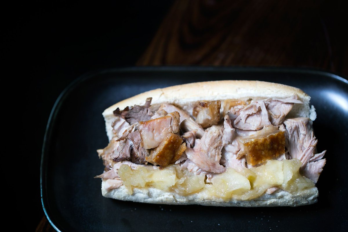 Roast in a roll - 7 days a week, £7. Pick your favourite roast from the menu and we'll serve a smaller portion in a white sub, with gravy and sauce to top it up 🍽
#roastdinner #gravy #brightonfood #toogoodtowait #notjustforsundaysanymore  brightonroast.co.uk/?utm_source=Tw…