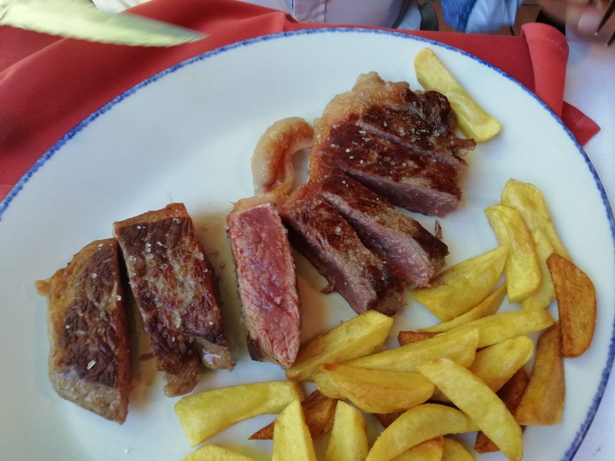 "<a href="/ElenaRCostilla/">Elena R. Costilla</a>: #leonesp Mi primera comida con 40 años me ha llevado a Sta. Colomba de Somoza, q no lo conocéis? Yo hasta hoy tampoco y os lo recomiendo, pasando Castrillo de los Polvazares, Una casa maragata digna de conocer y degustar <a href="/casapepa/">Hotel Rte Casa Pepa</a> "