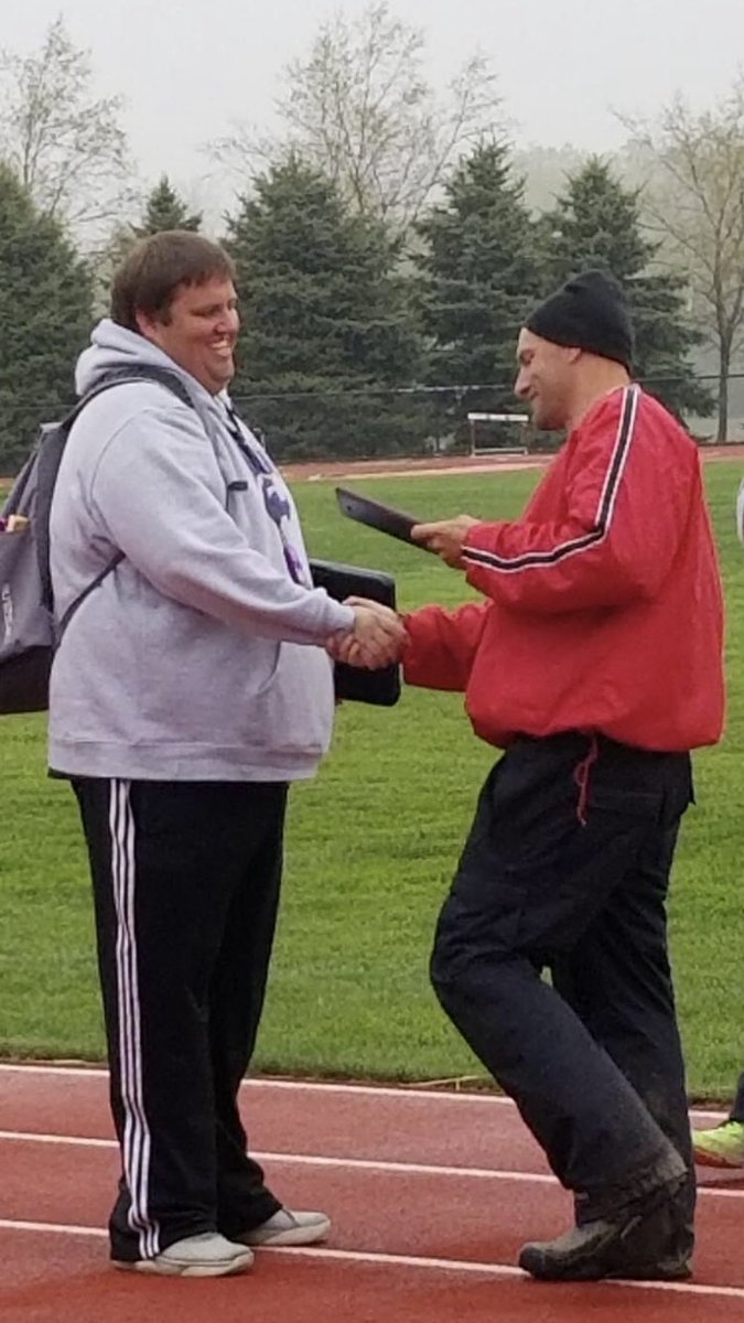 jbaileyHLSAD's tweet image. @terrshack captured coach Ody accepting the 1st place plaque! #oneproudcoach #boom @KeystoneTrack @MrKohler2 @MrsGibson_KHS @ctrakas_ @Tfilut @dwhitekeystone
