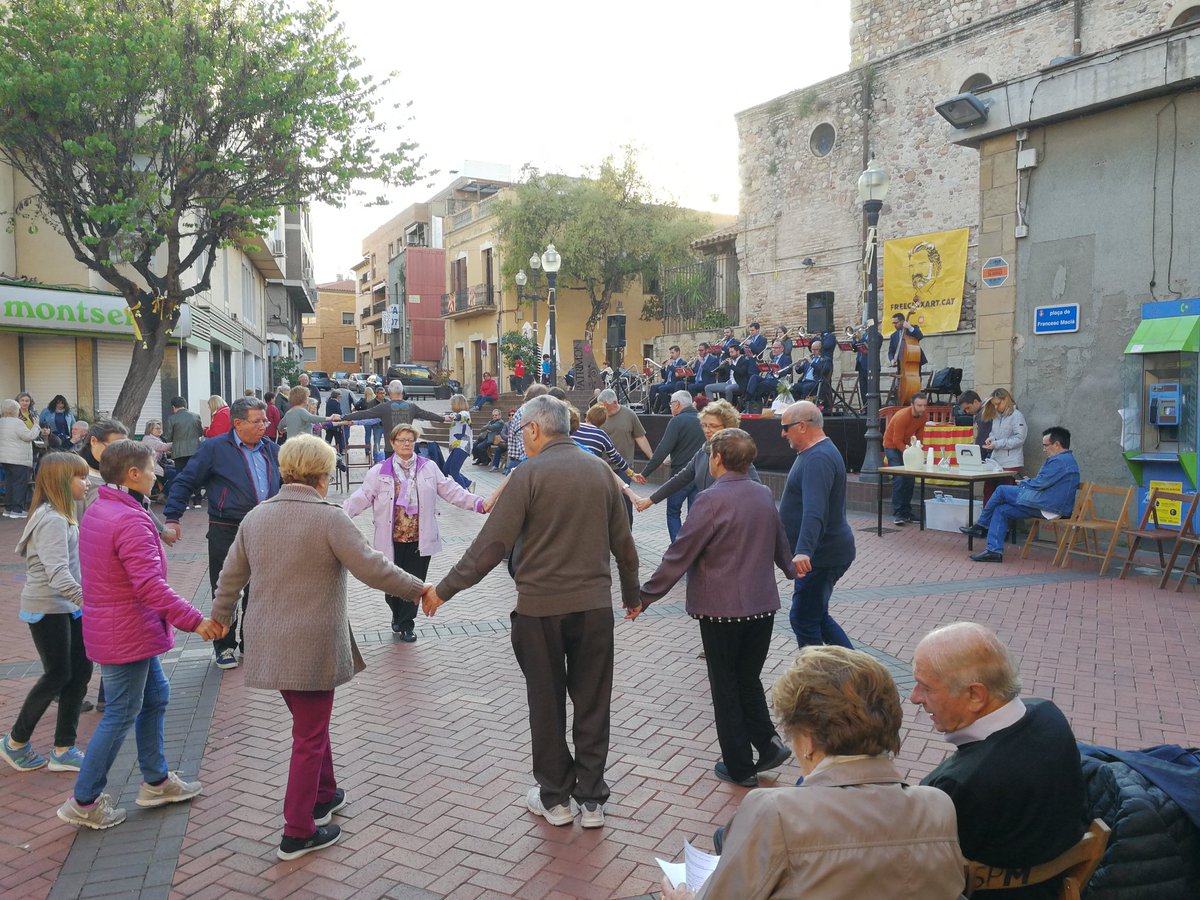 linformatiuSPM's tweet photo. Comença el 83è #AplecSPM amb l'audició de #Sardanes a la pl. de Francesc Macià.

Continuarà demà tot el dia al Bosc de la Torre.

Org.: @ASardanista_SPM 

#TradicionsSPM #EntitatsSPM https://t.co/ph7Xp8R8TK