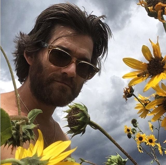 johnny_fanclub's tweet photo. I love this pic in so many ways... Dreamy, moody, intriguing 😍If I was to give it a title I would call it "Spring". What would your title be? https://t.co/kUAFBc7RhR