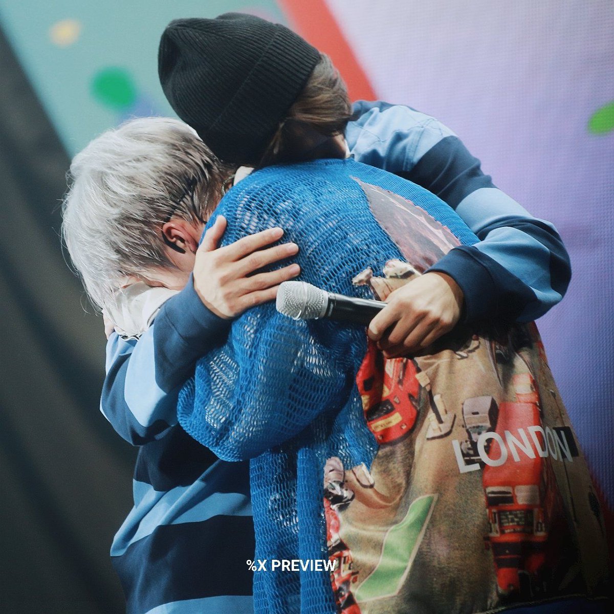 XHanren's tweet photo. منتظرت میمونیم هیونگ قشنگ😭💙
به سلامت برگردی💙
#EXO
#XUIweetTime
@weareoneEXO
@layzhang
@B_hundred_Hyun https://t.co/MX7I86G7nq