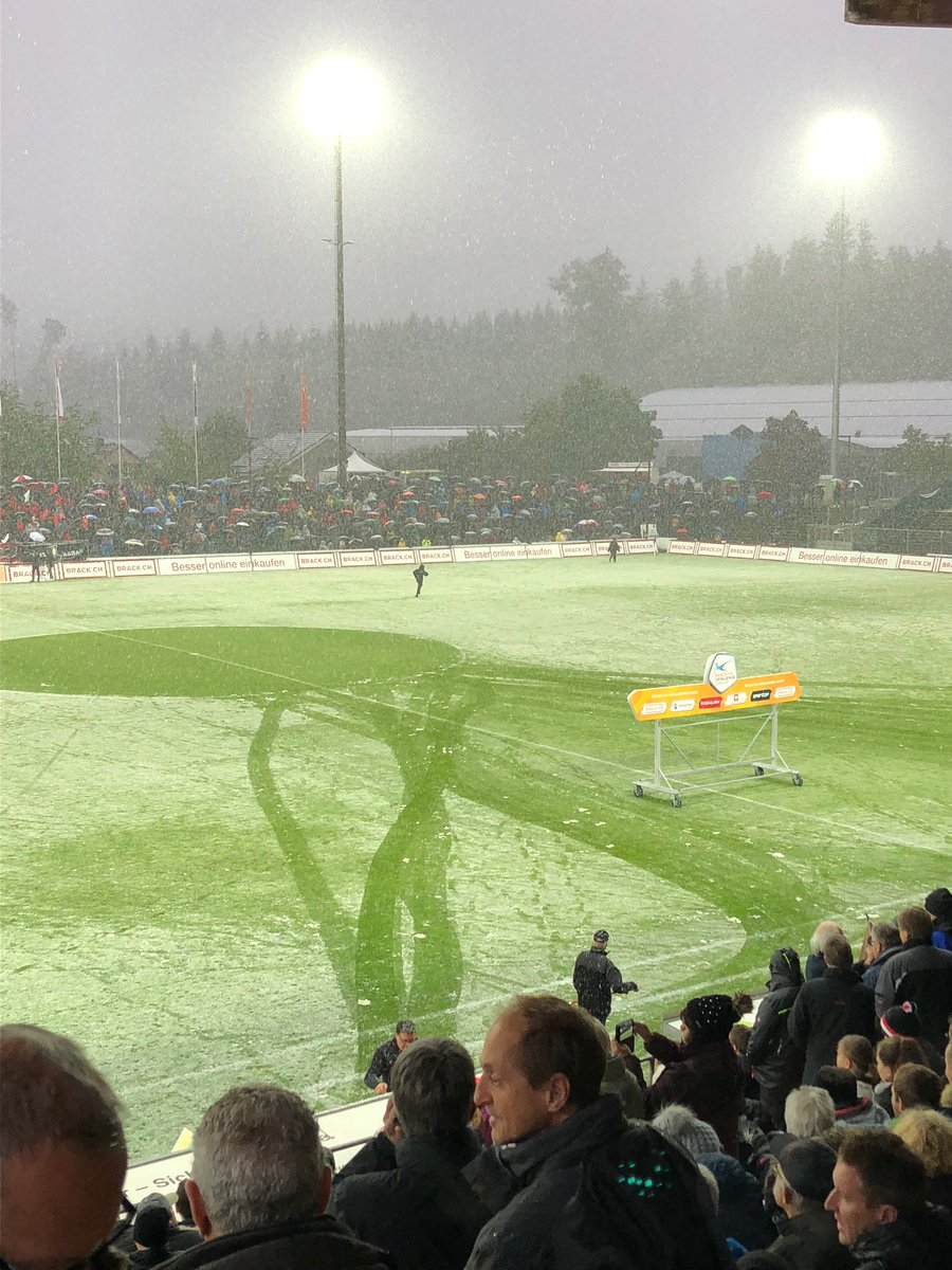 Maffi14's tweet photo. Si gioca sotto la neve al Brügglifeld #allezls https://t.co/kw39a8S2s5