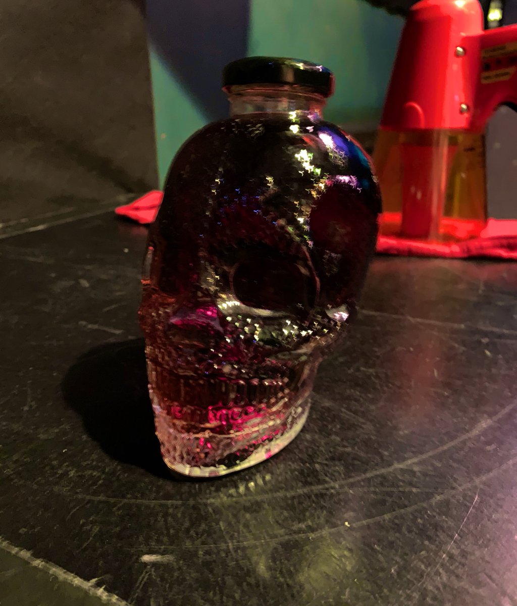 本日対バンのMelmoshのボーカリスト、マイケルにヤバいラムを飲まして貰いました
なんと度数80…泣  喉焼け死にました！！！！！！ありがとうございます！！！！