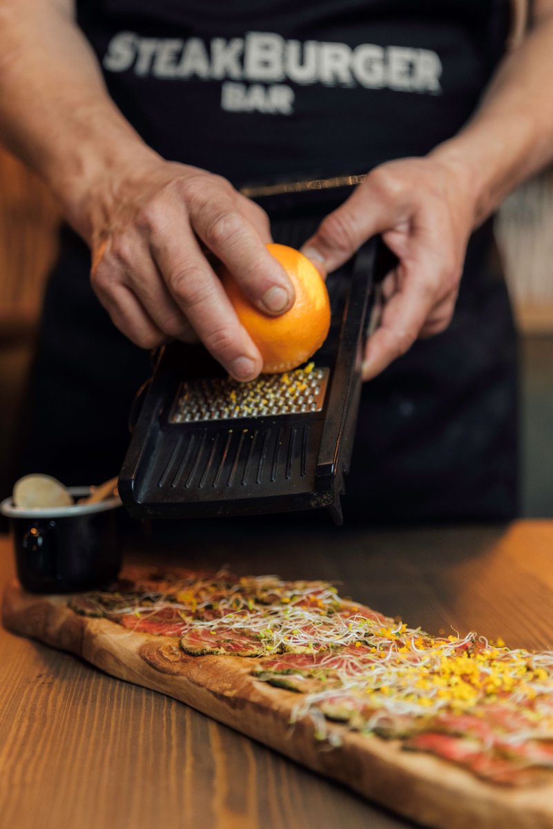 En SteakBurger, saltarse los entrantes es un pecado 👿. ¿Vas a decir que no a compartir nuestro Tataki de Presa Ibérica elaborado con sabrosas y finas tiras de carne maceradas y pintadas con salsa de soja cítrica y brotes germinados? 🤤
.
.
.
#SteakBurger #Murcia #Madrid