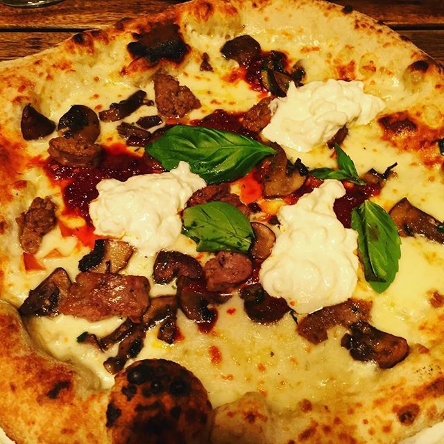 Great pizza in Paulies last night. The “Ben” special. @juniorsdelicafe bit.ly/2J5f2nl