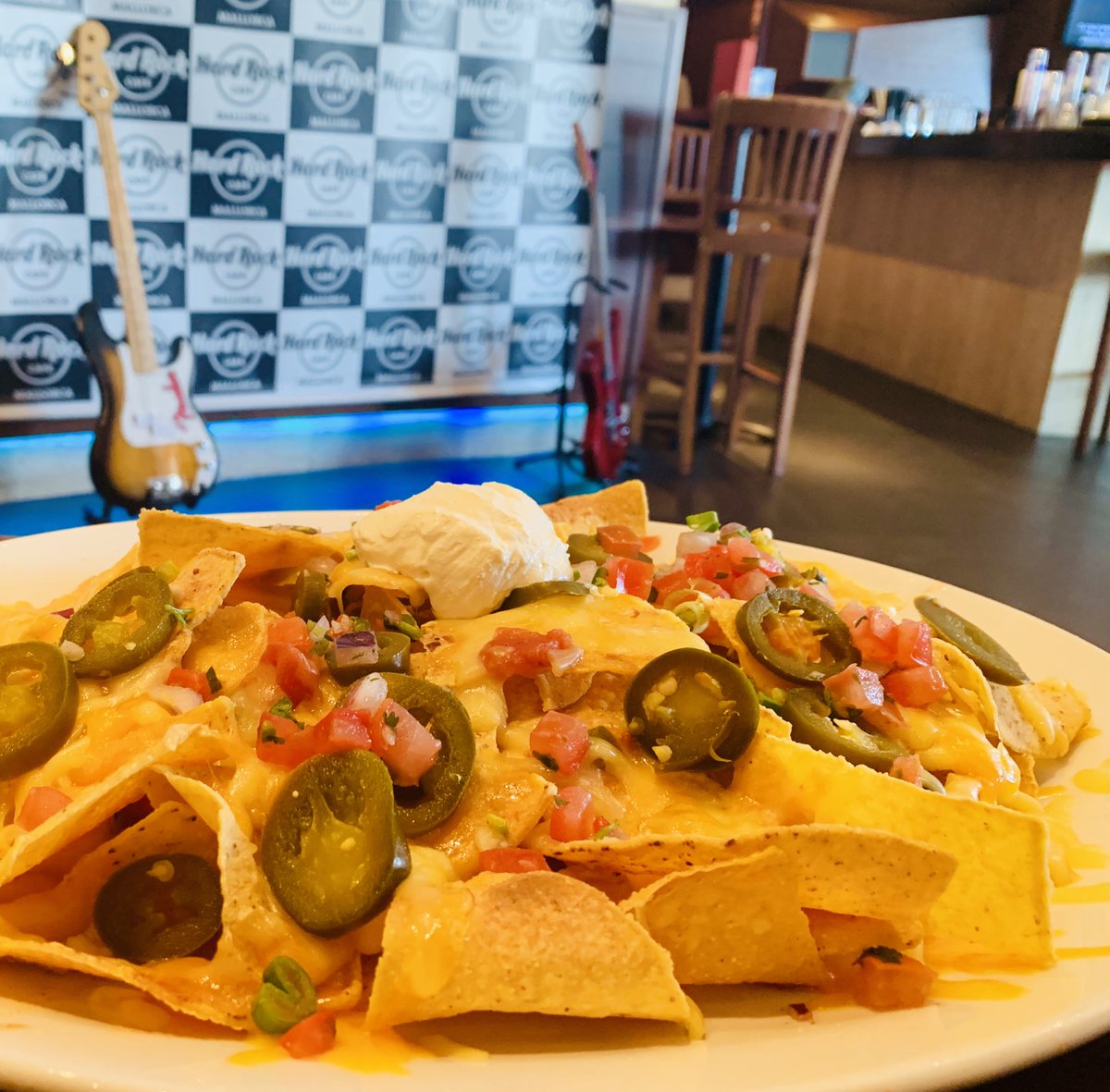 Empieza la semana de la mejor manera disfrutando de nuestros deliciosos nachos ¡simplemente perfectos! #LunchTime #HRCMallorca