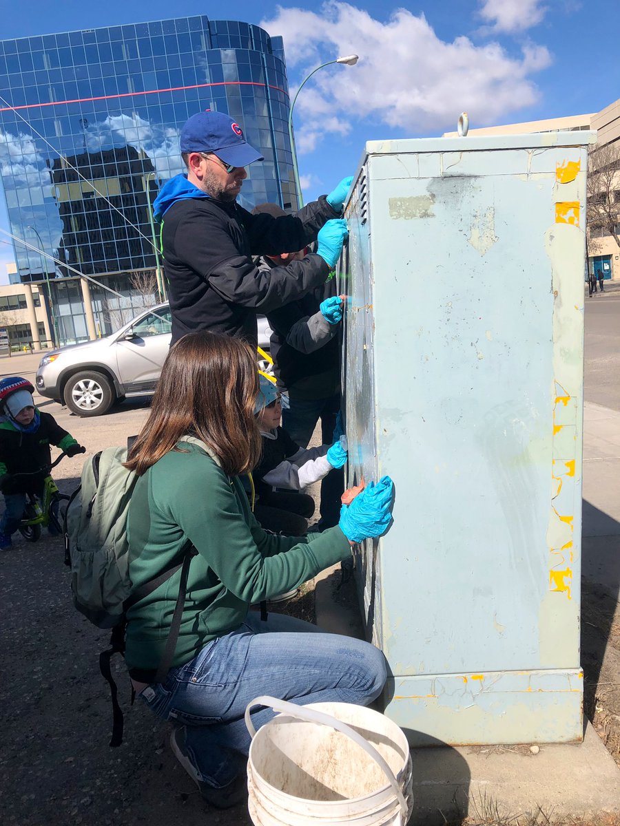 terri1amb's tweet photo. Great time today with @ReginaDowntown cleaning up our downtown with @Stantec Regina volunteering and being a proud sponsor!! #stantectogether #StantecRegina We were cleaning up the graffiti! Srub scrub!! https://t.co/2lWdZ7ZKOP