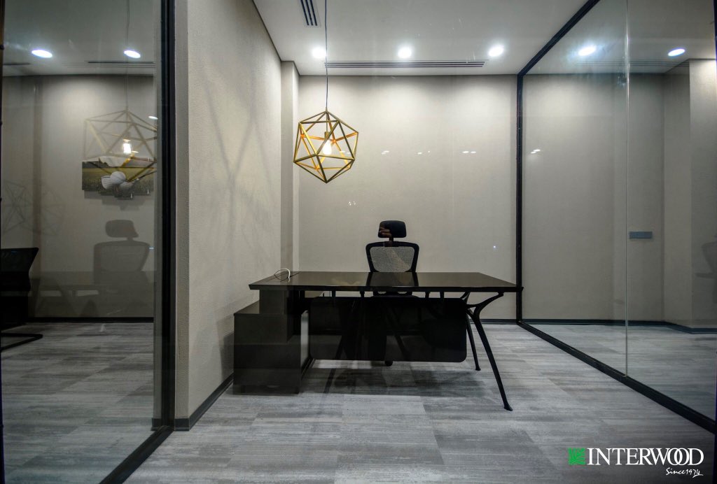 interwoodmobel's tweet image. Take an inside look at the Emaar Sales Centre, where #Interwood installed meeting tables, workstations, waiting area lounges, manager desks, and flooring, as part of a corporate project designed by #NajmiBilgrami Collaborative. 
 #InterwoodProjects #NewProjects #Architecture