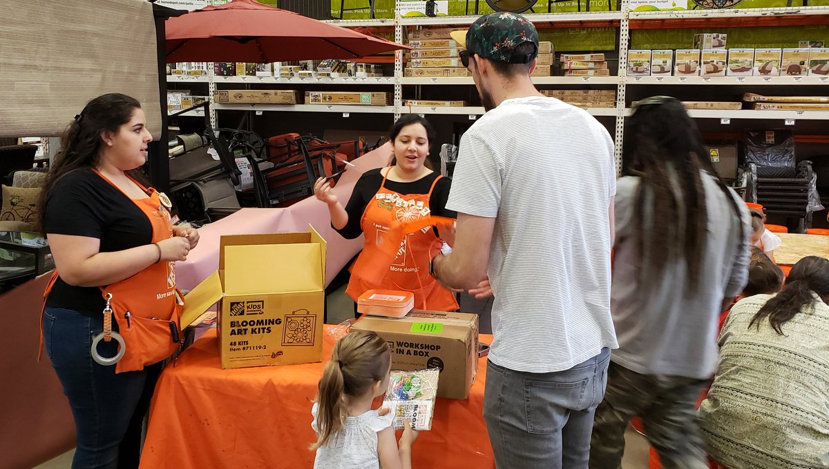 486Sasm's tweet image. A great #KidsDay at the #HD0486ElCon. @depotfan1 @Alana95540851 @SusanT42880527 and Riley. @jennipherball @NeriWilliams