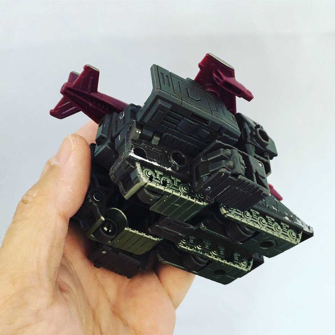 fakebusker83's tweet image. #transformers #wfcsiege Skytread combined #altmode ? #fanmode #decepticon 

Not sure if anyone had done this before. Just got my hands on the figure. I like him though!