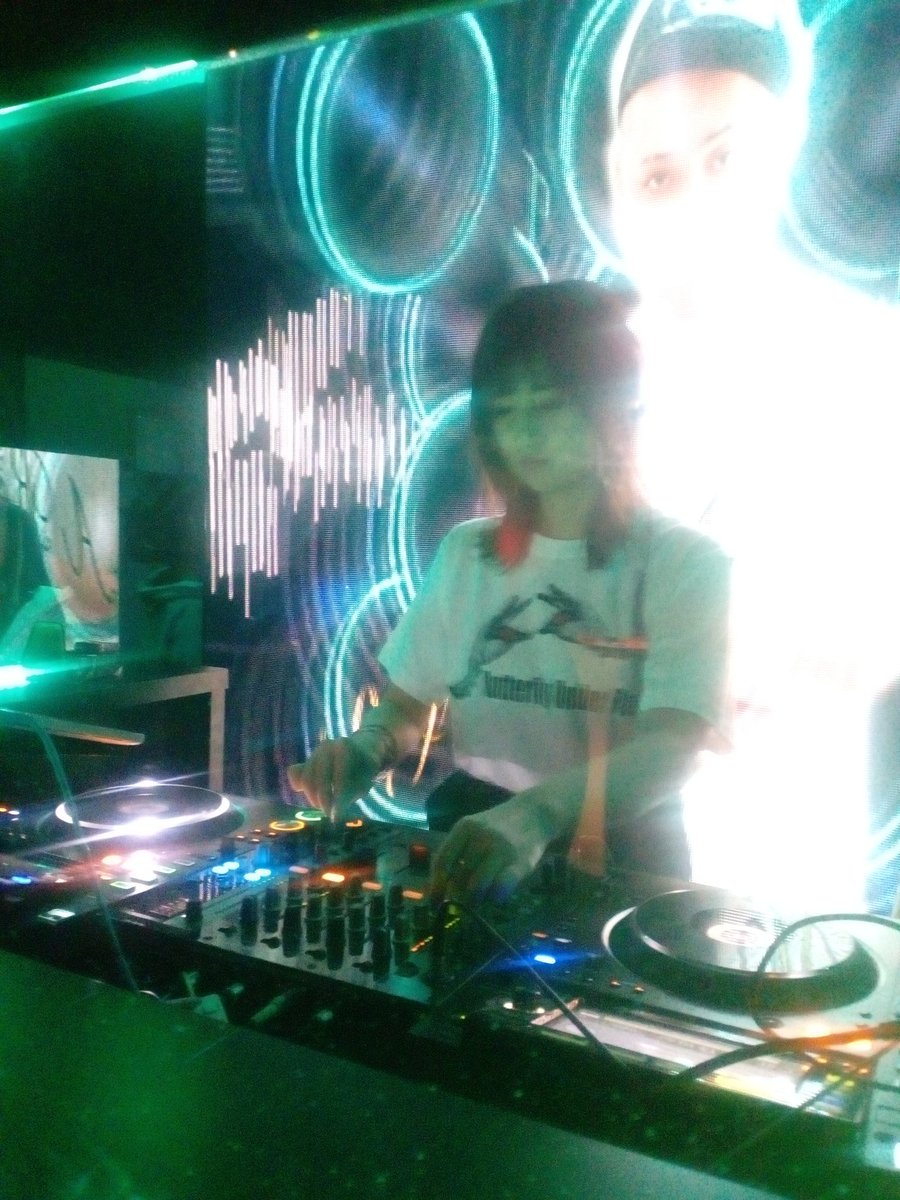 vegetanpul's tweet photo. 2019.5.4
#VMTF
@BAR_VRAIMENT
ゲストDJ MARMELO(@marmelolo)降臨!
告知通り、踊りやすい選曲で大いに盛り上がりまくっています。 https://t.co/53R2aOpx4E