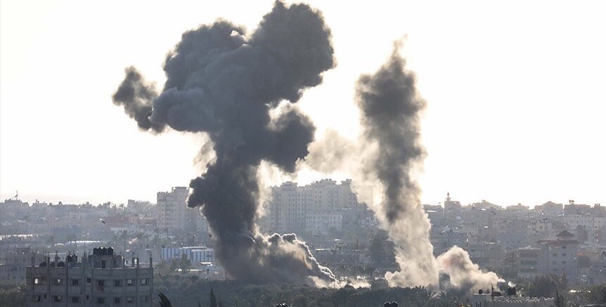 İşgalci İsrail ordusu abluka altında tuttuğu #Gazze’yi dün geceden beri bombalamaya devam ediyor. Düzenlenen hava saldırılarında biri 14 aylık bebek, 5 Filistinli şehit oldu.