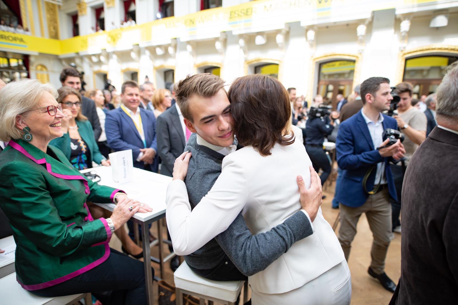 Karoline Edtstadler على تويتر Ganz Besonders Freut Es Mich Dass Mein Sohn Leonhard Heute Beim Auftakt Zur Euwahl2019 Dabei War Es Sind Junge Menschen Wie Er Fur Die Ich Dieses Europa Starker