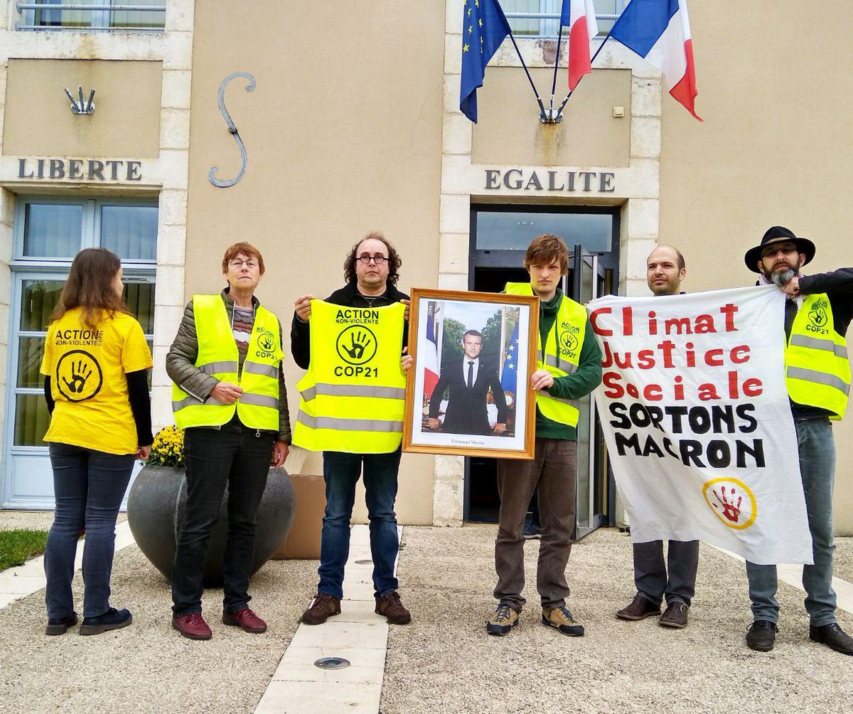 LIBRES !🖐️ Les 5 militant.e.s d'ANV-COP21-Poitiers sont sorti.e.s après 7h45 de garde à vue! Interpellé.e.s pour avoir décroché non-violemment le portrait de Macron, dénonçant son inaction en politique climatique et sociale ! #SortonsMacron car son inaction est criminelle ! 🌎🔥