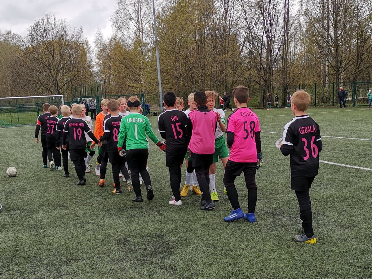 FCKP08's tweet photo. Tänään pelattiin kolme tasaista peliä @kapa08united #toukoturnaus. Saldona voitto, kaksi tasuria ja sija 2. alkulohkossa. Huomenna jatketaan pelejä sijoista 1-8. #junnufutis #fckirkkonummi https://t.co/3d09JZbqOf