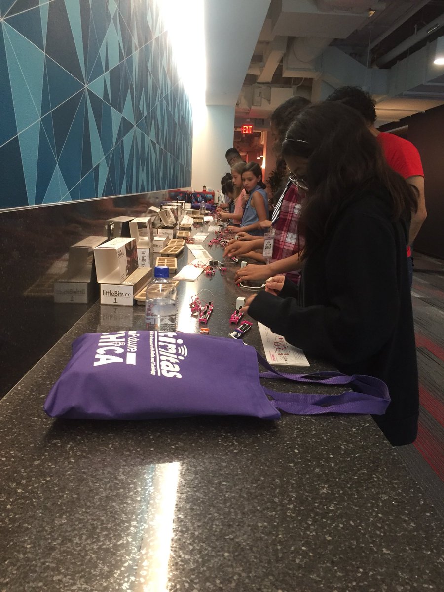 Latinitas's tweet photo. This afternoon our #FutureChica participants got to explore synth kits, 3D printing pens, and design puzzles! https://t.co/6LYKJd1ppt