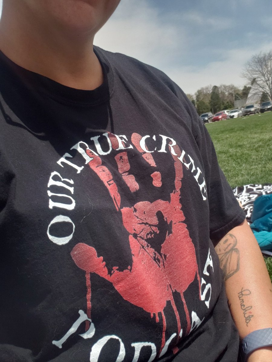 Breeann79008846's tweet image. I wear my @ourtruecrimepod pretty much all weekend! It is so comfy! Thanks for being you ladies! #comfy #love #allweekend #sunnyday #korn #momma #tanning #kidsfootball #sucks