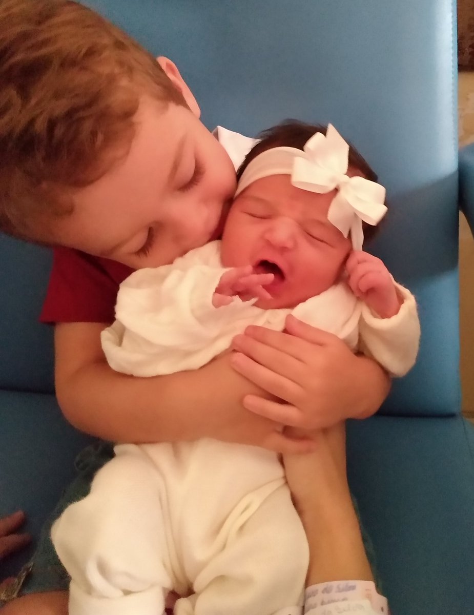 ray_princees's tweet photo. Ser tia é tão maravilhoso ! Minhas preciosidades, meus amores tudo por vocês ❤️
#amovcss
#titiacoruja
@itsrayara https://t.co/V9qfm95hId