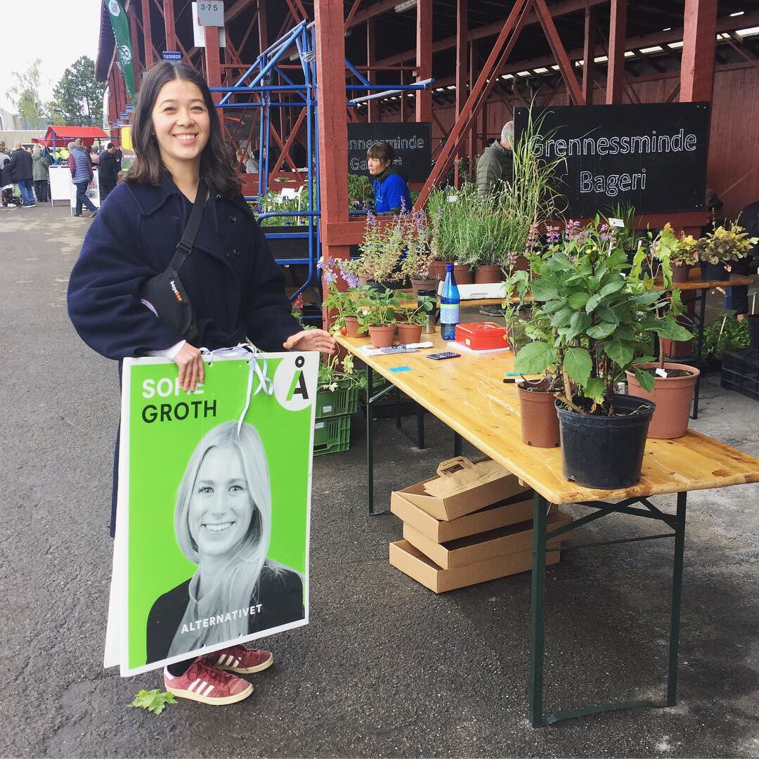 SofieGroth1's tweet photo. GRØNDAG i Albertslund 💚 Her mødte jeg Lasse fra det økologiske gartneri @grennessminde, som fortalte om bæredygtigt landbrug og  kulturøkologisk forening der arbejder på at oversætte Verdensmål til hverdagsmål. Kan kun være enig med begge udsagn. #alternativet #sofiesvalg https://t.co/FEE9L8WCJb
