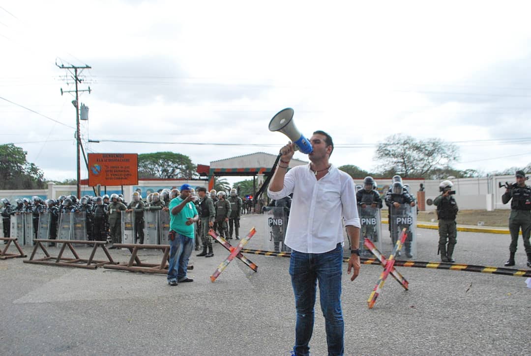 Luis_MachadoM's tweet photo. ¡Es la lucha de todos!
Movilizados en Maturín, estado Monagas nuestra Fuerza Armada escucha el mensaje del presidente (E) .@jguaido 

¡Juntos por el cese de la usurpación! 

#UnidosXVzla https://t.co/5Cju2GhGsQ
