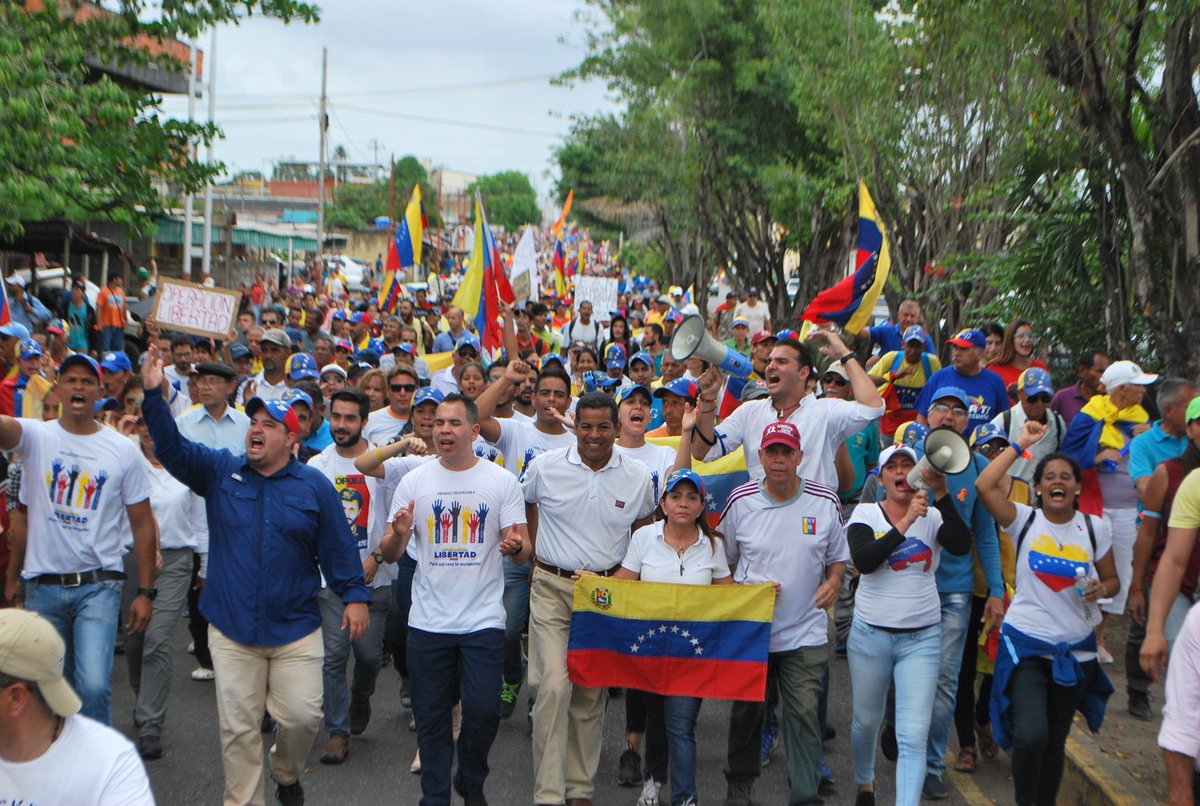 Luis_MachadoM's tweet photo. ¡Es la lucha de todos!
Movilizados en Maturín, estado Monagas nuestra Fuerza Armada escucha el mensaje del presidente (E) .@jguaido 

¡Juntos por el cese de la usurpación! 

#UnidosXVzla https://t.co/5Cju2GhGsQ
