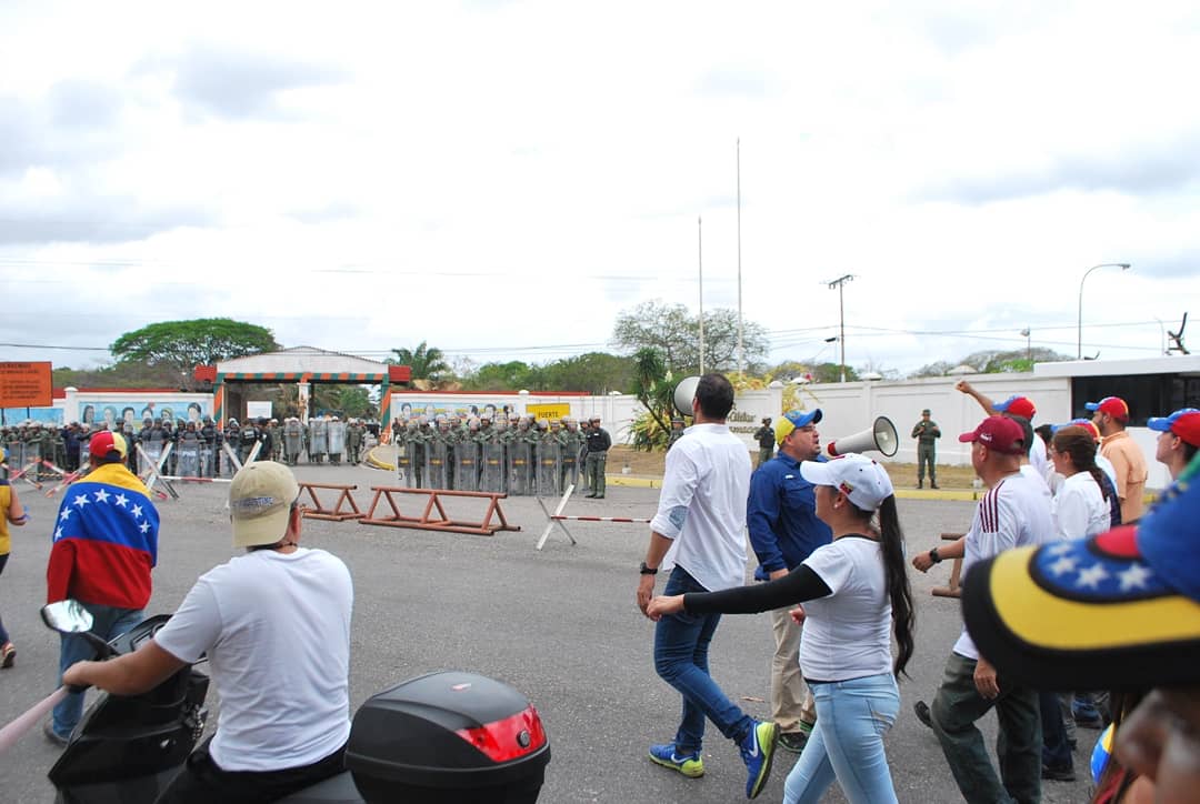 Luis_MachadoM's tweet photo. ¡Es la lucha de todos!
Movilizados en Maturín, estado Monagas nuestra Fuerza Armada escucha el mensaje del presidente (E) .@jguaido 

¡Juntos por el cese de la usurpación! 

#UnidosXVzla https://t.co/5Cju2GhGsQ