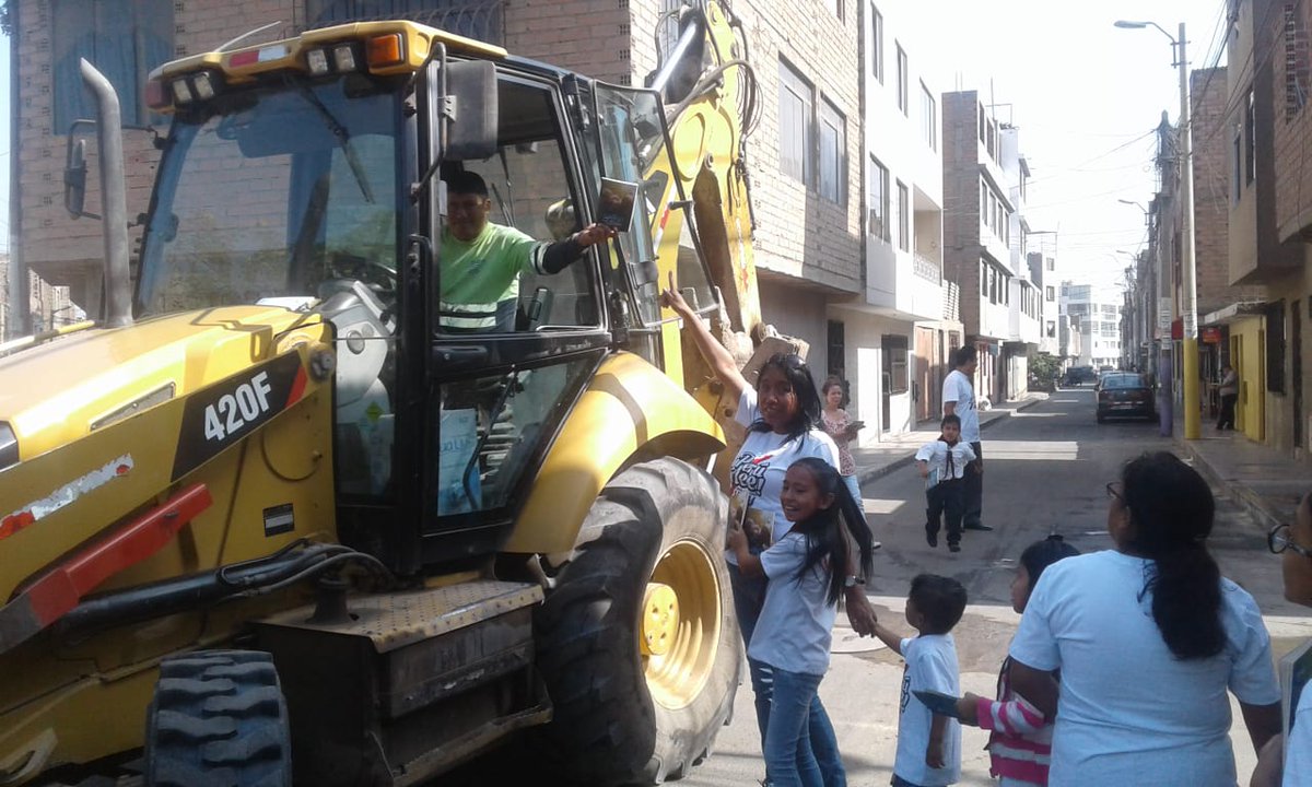 PrRodriguezs's tweet photo. Voluntarios de distintas edades unieron esfuerzos para hacer realidad la campaña #PeruSiLee y apoyando #CentenarioUPeU https://t.co/ris2Gxmvvr
